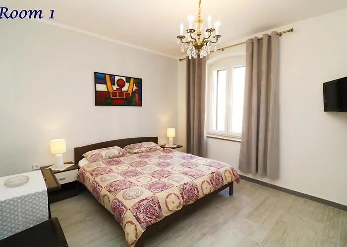 Guest house Old Town Rooms And Apartment